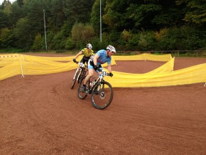 ... im MTB Rennen der Senioren geht's es gleich morgens schon zur Sache ...