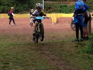 ... Philipp versucht mit Sprungeinlagen Distanz zu den Gegnern zu schaffen ...