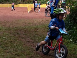 ... Marcelino bei der Ausfahrt Sportplatz ...